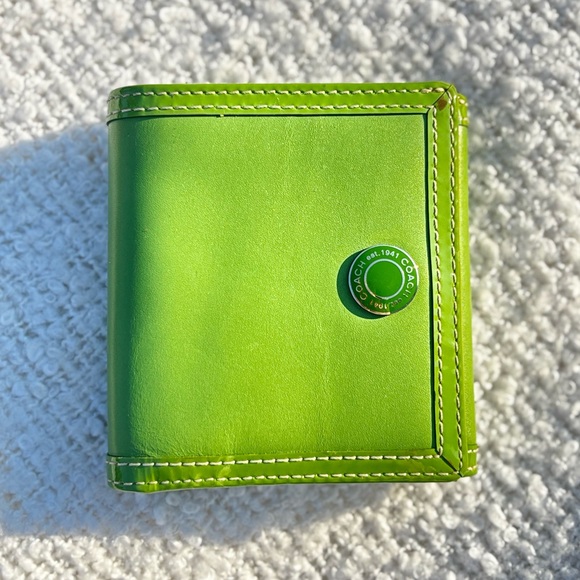 Coach • Y2K Lime Green Leather Wallet *Rare* - Picture 1 of 8